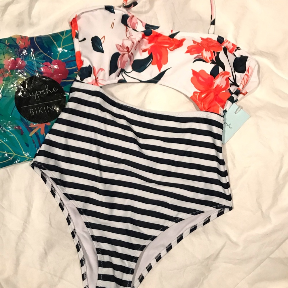 NEW - Super Cute & Stylish 1-Piece w/ Cutout